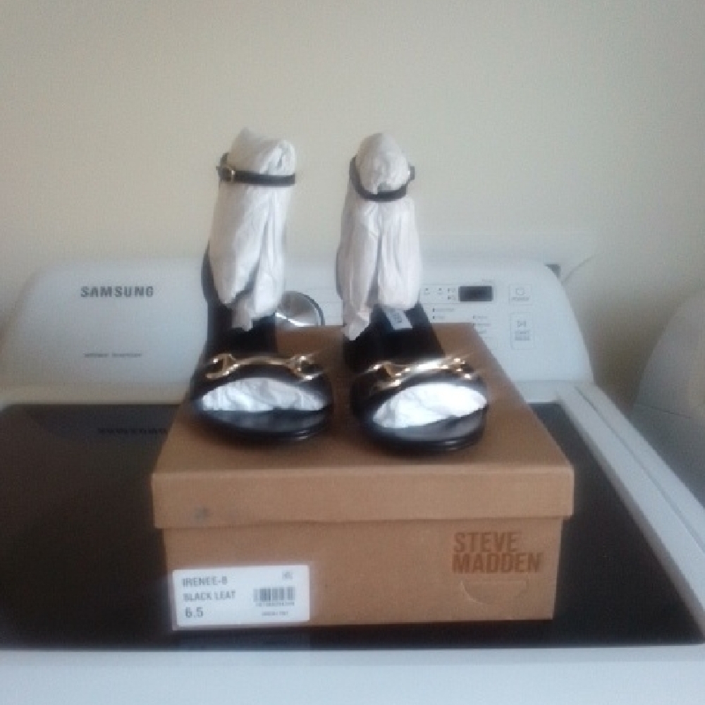 NWT NIB Steve Madden Irenee Black Leather Sandals